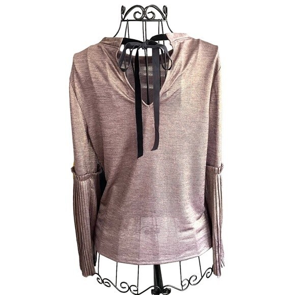 Soul Sanctuary metallic top with pleated bell sleeves keyhole back Size M - Picture 6 of 9